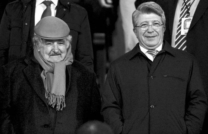 El presidente de Uruguay, José Mujica, y el presidente del Atlético de Madrid, Enrique Cerezo, en el partido que el Atlético y el Espanyol
jugaron en el estadio Vicente Calderón de Madrid.  foto: efe, juanjo guillén · Foto: Efe, Juanjo Guillén