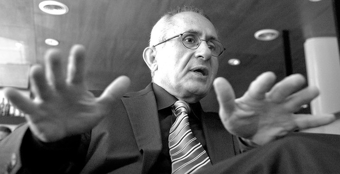 Taner Akçam, durante la entrevista con la diaria, en el Paraninfo de la Udelar · Foto: Victoria Rodríguez