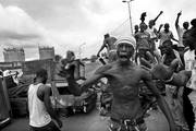 Manifestantes queman neumáticos y levantan barricadas para impedir
el avance de las tropas leales a Laurent Gbagbo, en Abiyán, Costa de Marfil, el jueves. 