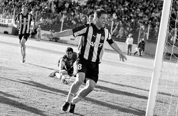 Antonio Pacheco, tras convertir el primer gol de Peñarol ante Cerro, ayer, en el estadio Luis Tróccoli. Antonio Pacheco, tras convertir el primer gol de Peñarol ante Cerro, ayer, en el estadio Luis Tróccoli.