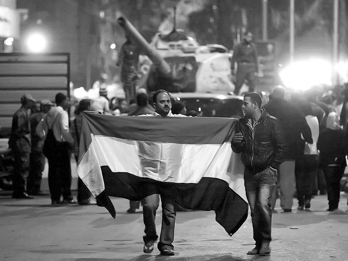 Egipcios celebran por las calles de El Cairo, tras la renuncia del presidente egipcio Hosni Mubarak, luego de 30 años en el poder. (archivo, febrero de 2011) · Foto: Efe, Stringer