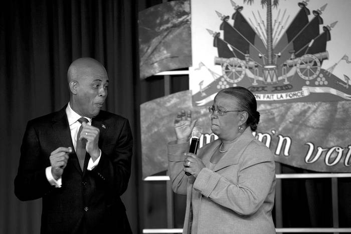 Los candidatos a la presidencia de Haití, Michel J. Martelly y Mirlande Manigat, durante un mensaje conjunto a los haitianos,
luego de un debate en Puerto Príncipe, el 9 de marzo.  · Foto: Efe, Andrés Martínez Casares