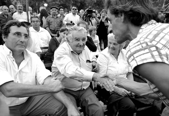 El presidente José Mujica, acompañado por el intendente de Flores, Armando Castaingdebat, y de la senadora Lucía Topolansky,
recibe el saludo de una de las personas presentes en la inauguración del monumento a Raúl Sendic en el parque Centenario de Trinidad.  · Foto: Nicolás Celaya