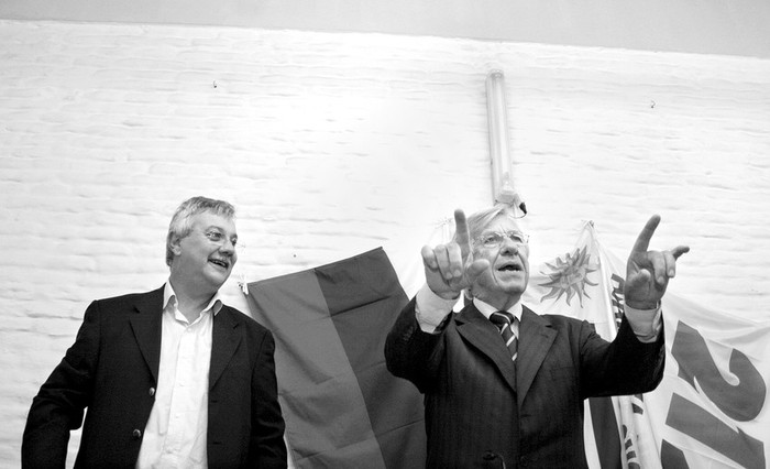 Enrique Pintado y Danilo Astori, ayer, durante la reunión de la agrupación nacional de gobierno de Asamblea Uruguay. · Foto: Victoria Rodríguez