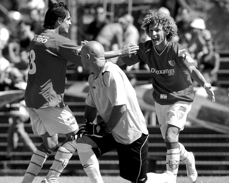 Maximiliano Bajter, de Fénix, Jorge Contreras, de Racing, y Maximiliano Pérez, ayer tras el tercer gol de Fénix ante Racing,
en el Parque Osvaldo Roberto. · Foto: Nicolás Celaya Maximiliano Bajter, de Fénix, Jorge Contreras, de Racing, y Maximiliano Pérez, ayer tras el tercer gol de Fénix ante Racing,
en el Parque Osvaldo Roberto. · Foto: Nicolás Celaya