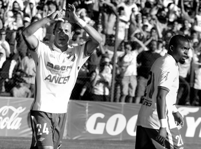 Richard Porta y Santiago García, ayer, tras el primer gol de Nacional ante Cerro en el Parque Central.  · Foto: Victoria Rodríguez