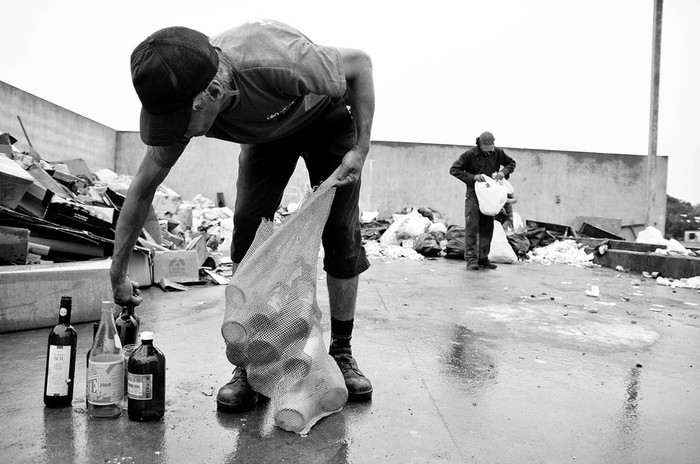 Integrantes de la cooperativa de clasificadores La Resistencia trabajan en uno de los ecopuntos donde se produce la clasificación
de los residuos para luego venderlos a los intermediarios de la industria. (archivo, febrero de 2011) · Foto: Javier Calvelo