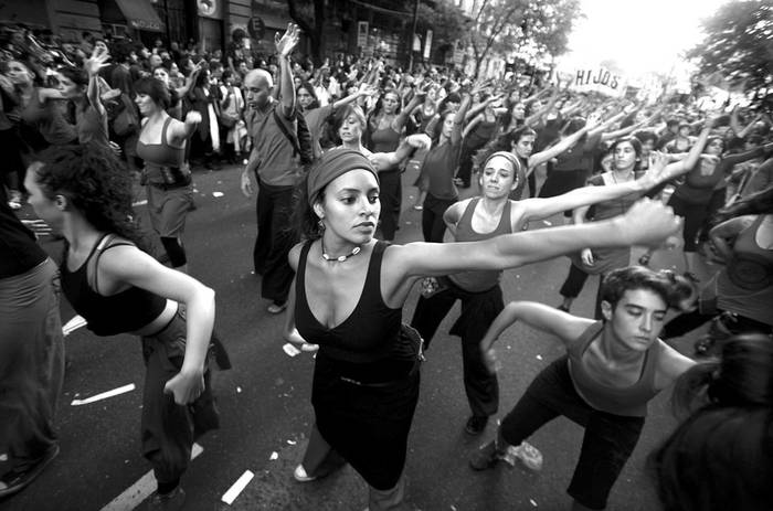 Jóvenes de la agrupación H.I.J.O.S., integrada por hijos de desaparecidos durante la dictadura militar argentina participan
en la marcha por el Día de la Memoria, en la que se recordó el golpe de Estado del 24 de marzo de 1976. · Foto: EFE, Leo La Valle