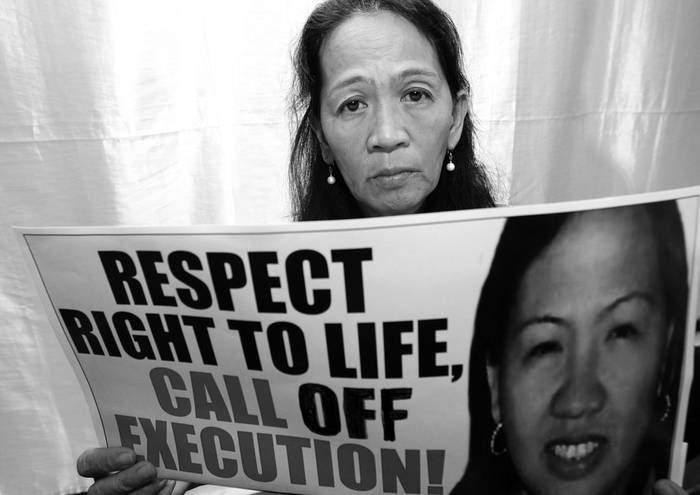 Basilisa Ordinario muestra un cartel durante la apelación al gobierno chino
para pedir la anulación de la pena de muerte para su hija Sally Ordinario Villanueva.  · Foto: Efe, Val Handumon