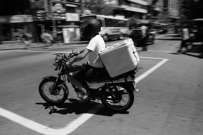Moto delivery en el centro de Montevideo. · Foto: Nicolás Celaya