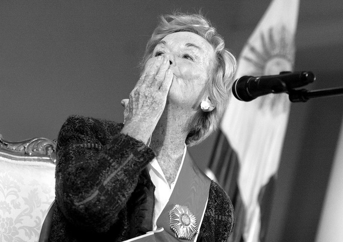 Belela Herrera, ayer, cuando fue condecorada con la Orden de Mayo al Mérito en Grado de Gran Cruz por el gobierno argentino, en un acto realizado en la residencia de la embajada. · Foto: Victoria Rodríguez