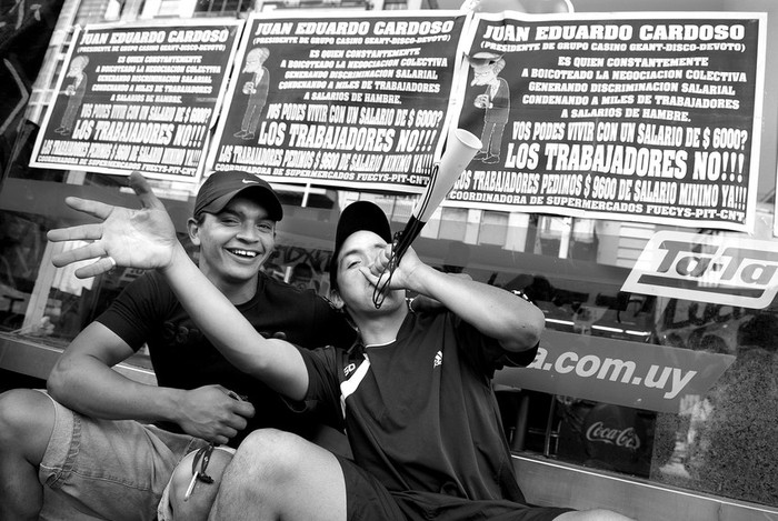 Movilización de trabajadores frente a un supermercado Ta Ta ocupado. (archivo, marzo de 2011) · Foto: Nicolás Celaya
