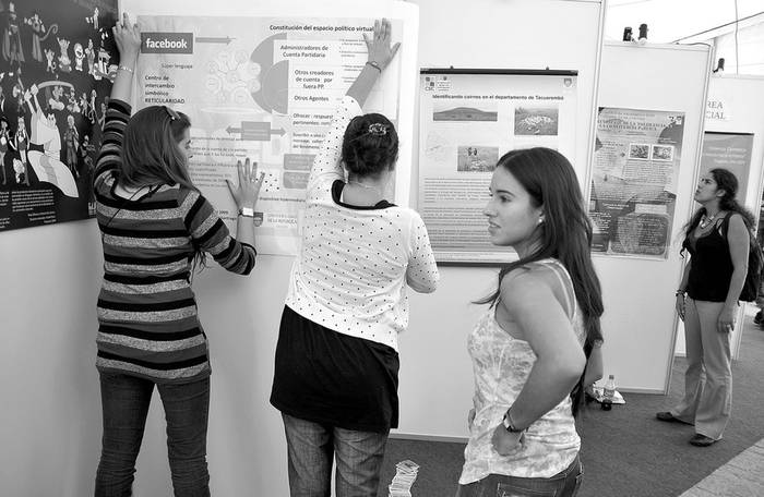 Exposición de pósters de proyectos de investigación de estudiantes, ayer, en la explanada de la Intendencia de Montevideo. · Foto: Javier Calvelo