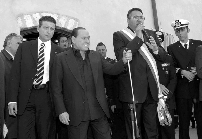 El primer ministro italiano, Silvio Berlusconi, junto al alcalde de Lampedusa, Bernardino De Rubeis, se dirige a los ciudadanos
de la isla de Lampedusa, Italia, durante una visita para observar la situación ante la llegada masiva de inmigrantes.
 · Foto: Efe, Michele Naccari