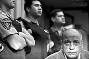 El ex agente civil de inteligencia del Ejército Raúl Guglielminetti es custodiado momentos antes de recibir su sentencia de 20 años de prisión, en Buenos Aires,
por crímenes cometidos durante la dictadura en la cárcel ilegal Automotores Orletti, pieza clave en la represión coordinada en el Cono Sur en los años 70.