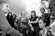Amalia Mercader, integrante de Madres y Familiares de Detenidos-Desparecidos, conversa con alumnos del liceo 15
en la embajada argentina en Montevideo, tras el fallo en Buenos Aires sobre el caso Orletti.