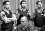 El ex agente civil de inteligencia del Ejército Raúl Guglielminetti es custodiado momentos antes de recibir su sentencia de 20 años de prisión, en Buenos Aires,
por crímenes cometidos durante la dictadura en la cárcel ilegal Automotores Orletti, pieza clave en la represión coordinada en el Cono Sur en los años 70.