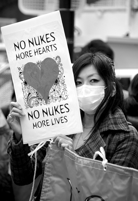 Manifestación anti nuclear frente a las oficinas de Tepco,
la operadora de la planta nuclear de Fukushima, ayer en Tokio.
 · Foto: Efe, Franck Robichon