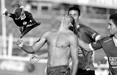 David Texeira, Mario Risso y Diego Ferreira, el sábado, tras el gol de Defensor Sporting ante Danubio, en el estadio Luis Franzini. · Foto: Javier Calvelo David Texeira, Mario Risso y Diego Ferreira, el sábado, tras el gol de Defensor Sporting ante Danubio, en el estadio Luis Franzini. · Foto: Javier Calvelo