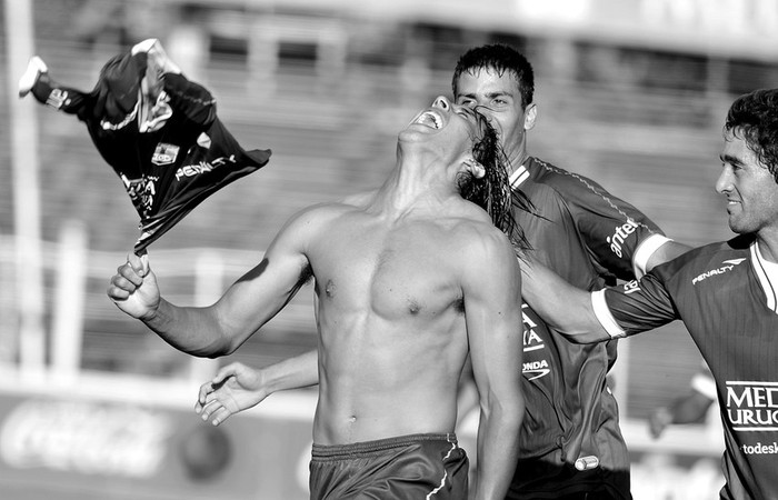 David Texeira, Mario Risso y Diego Ferreira, el sábado, tras el gol de Defensor Sporting ante Danubio, en el estadio Luis Franzini. · Foto: Javier Calvelo