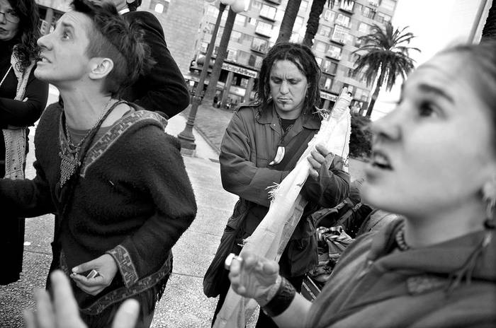 Artesanos, luego de los incidentes con los policías que los fueron a desalojar ayer de tarde, cuando se manifestaron mostrando sus trabajos en la plaza Independencia. · Foto: Javier Calvelo