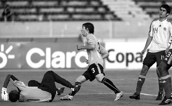 Gastón Silva, ayer, tras convertir ante Colombia, durante el partido del Sudamericano sub 17, en Quito. Gastón Silva, ayer, tras convertir ante Colombia, durante el partido del Sudamericano sub 17, en Quito.