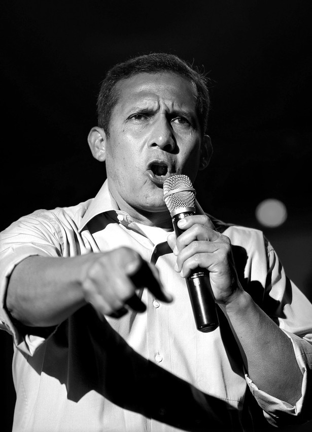 El líder del partido nacionalista Gana Perú, Ollanta Humala,
durante el acto de cierre de su campaña presidencial. · Foto: Efe, Paolo Aguilar