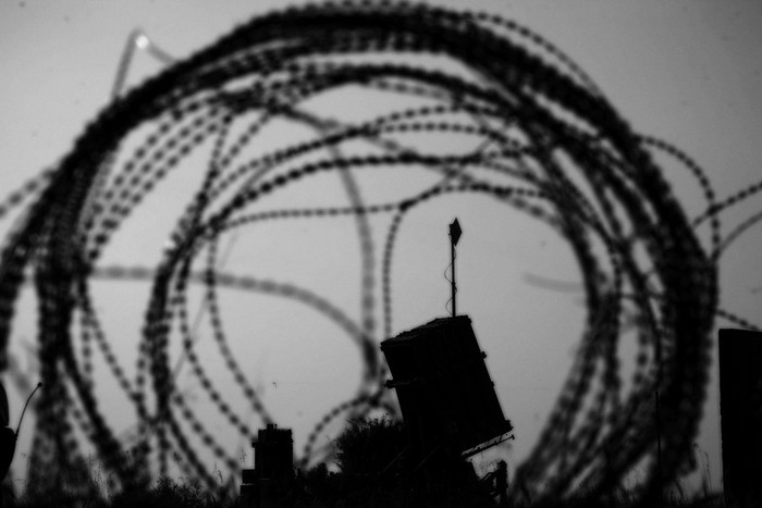 Alambre de púa situado delante del sistema antimisiles Iron Dome (“Cúpula de hierro”), desplegado ayer en Ashkelon, sur de Israel.
 · Foto: Efe, Oliver Weiken