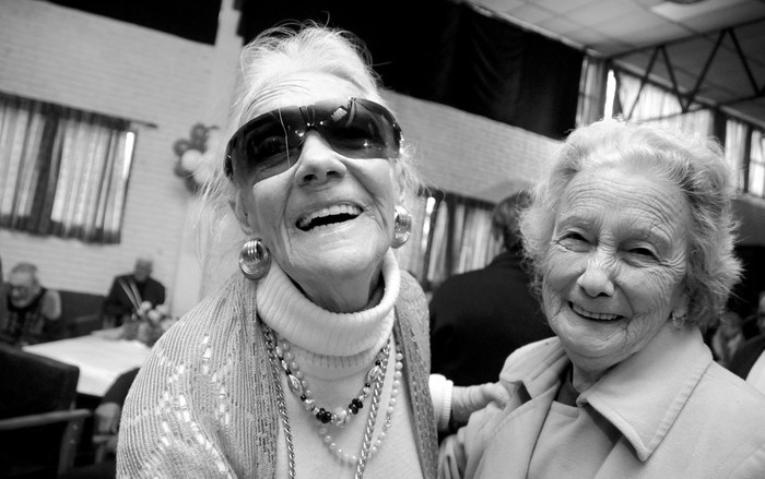 Dos concurrentes del casamiento de dos residentes del hogar de ancianos Piñeiro del Campo. (archivo, junio de 2008) · Foto: Ricardo Antúnez