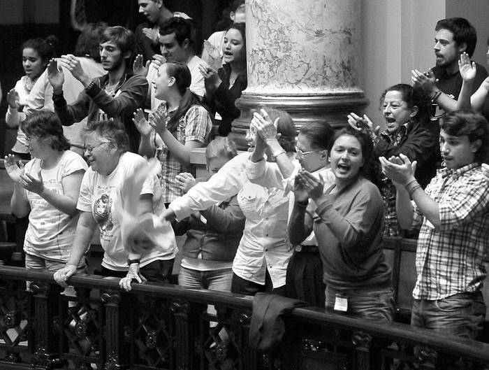 Público presente en las barras del Senado, anoche, tras finalizar la votación del proyecto interpretativo de la Ley de Caducidad. · Foto: Victoria Rodríguez