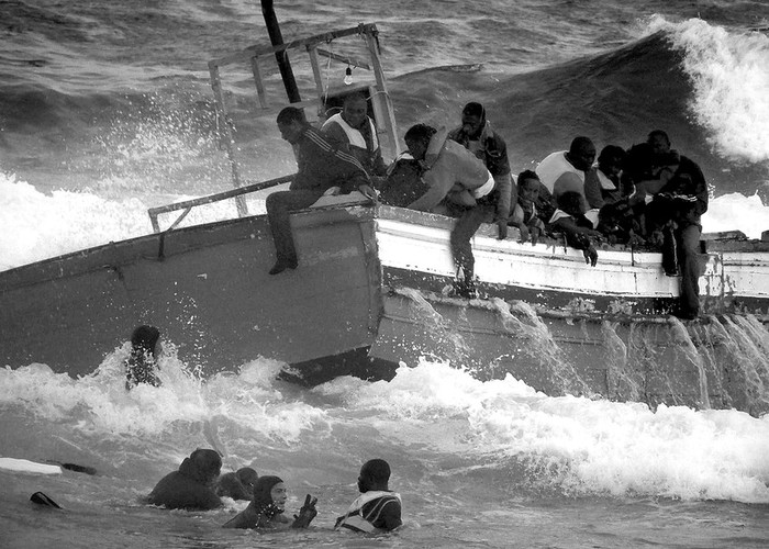 Una barca de inmigrantes recibe el impacto de grandes olas en la costa de la isla italiana Pantelleria.
 · Foto: Efe, Franco Lanino