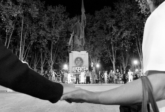 Intervención urbana realizada ayer en la plaza de Canelones, en la manifestación por Nadia Cachés, que permanece desaparecida desde el 13 de diciembre de 2010 · Foto: Victoria Rodríguez