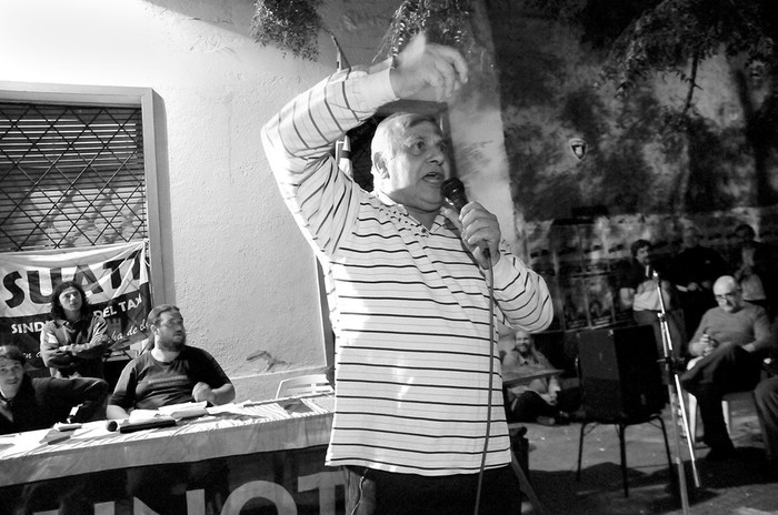 Intervención de Elbio Nicoletti, ayer, en la asamblea del Sindicato Único de Automóviles con Taxímetro y Telefonistas (SUATT). · Foto: Victoria Rodríguez