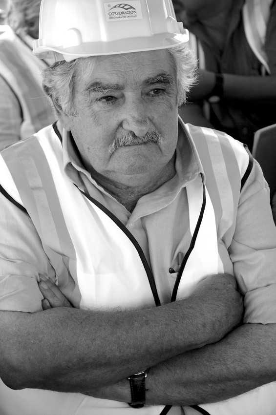 El presidente José Mujica, durante una recorrida por las obras de reparación de vías férreas
por parte de la Corporación Ferroviaria del Uruguay en el tramo Tacuarembó-Rivera.
(archivo, enero de 2010) · Foto: Sandro Pereyra