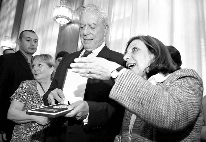Mario Vargas Llosa y Ana Olivera, el viernes, cuando el escritor fue declarado visitante ilustre por la intendenta de Montevideo. · Foto: Javier Calvelo