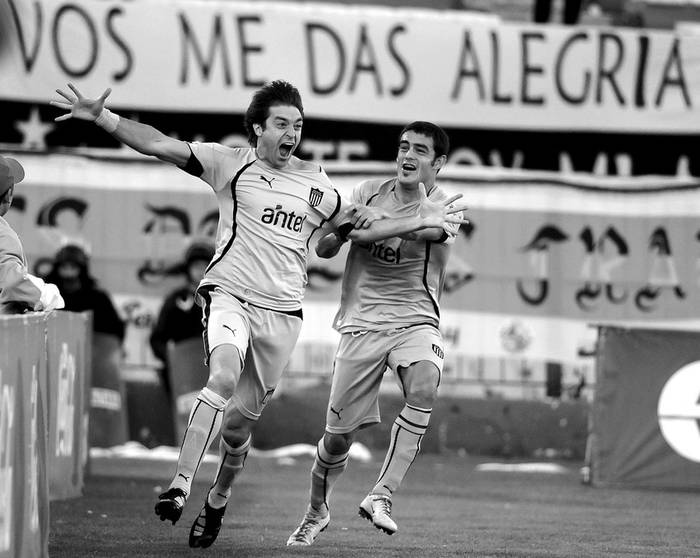 Diego Alonso y Luis Aguiar, ayer, tras el tercer gol de Peñarol ante Liverpool en el estadio Centenario. · Foto: Victoria Rodríguez