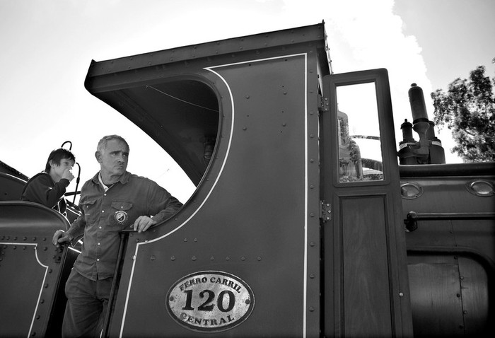 Maquinista del tren a vapor que ayer trasladó pasajeros desde Estación Central a Peñarol, ida y vuelta. · Foto: Javier Calvelo