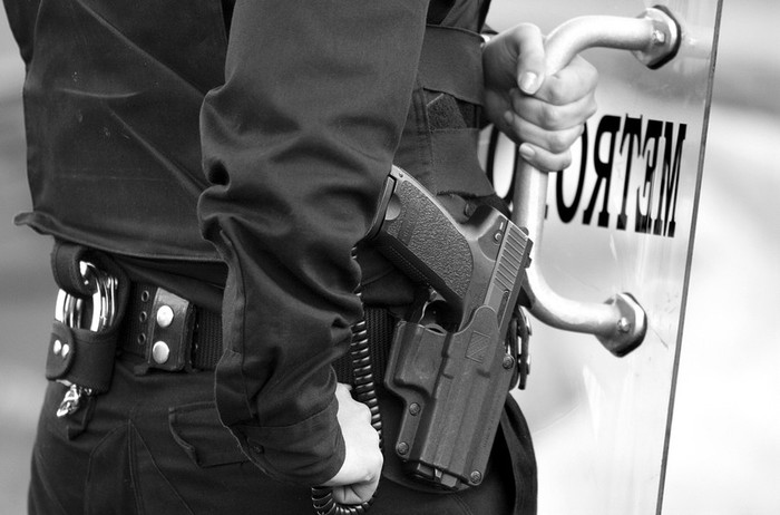 Policía durante un operativo de seguridad en el fútbol. (archivo, julio de 2008) · Foto: Javier Calvelo