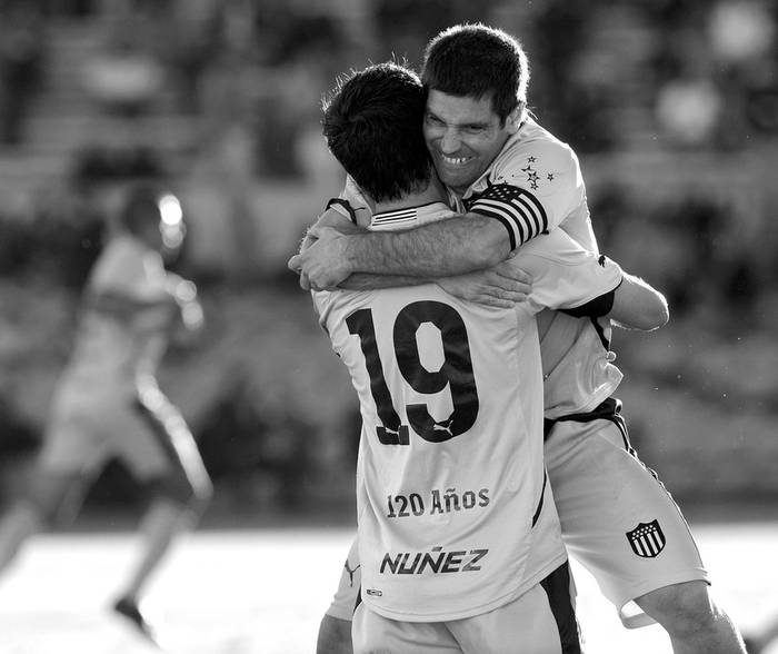 Juan Manuel Olivera y Antonio Pacheco, el sábado, tras el primer gol de Peñarol a Rampla Juniors, en el estadio Centenario. · Foto: Nicolás Celaya