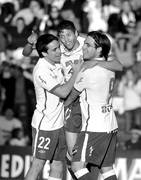 Mauricio Pereyra, Nicolás López y Bruno Fornaroli, ayer, tras el tercer gol de Nacional a Central Español, en el Parque Central.