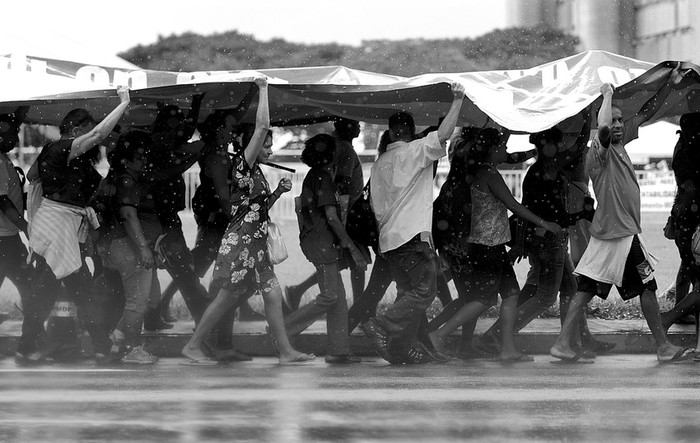 Miembros del Movimiento Sin Tierra de Brasil y organizaciones de productores familiares, durante una manifestación frente a la
explanada de los ministerios, en Brasilia. (archivo: abril de 2011) · Foto: Abr, Marcello Casal Jr 