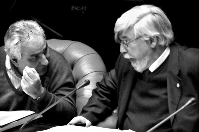 Los ministros Luis Rosadilla y Eduardo Bonomi, ayer, durante la sesión del Senado en la que fueron interpelados. · Foto: Javier Calvelo