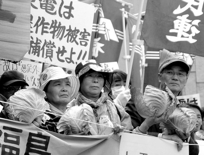 Agricultores portan pancartas y verduras durante una protesta contra la empresa privada Tokyo Electric Power (Tepco), operadora de la central de Fukushima, ayer, en Tokio (Japón).
 · Foto: Efe, Tomoyuki Kaya