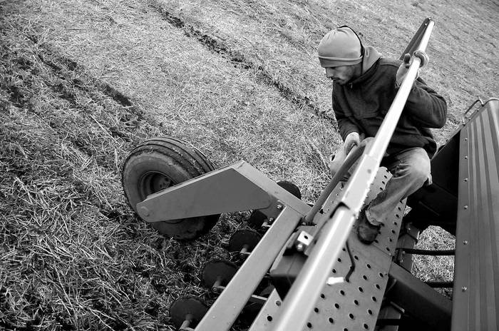 Marcos García, trabaja en la siembra de trigo en un campo de Soriano. (archivo, julio de 2010) · Foto: Victoria Rodríguez