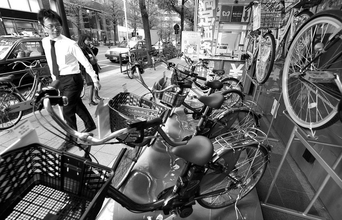 Un hombre observa las bicicletas a la venta en una tienda del centro de Tokio, Japón.  · Foto: Efe, Everett Kennedy Brown