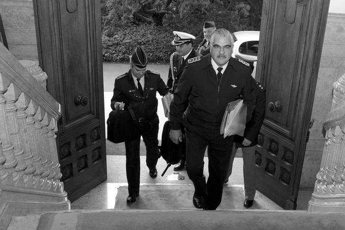 José Bonilla, ayer, a su llegada a la residencia de Suárez y Reyes para la primera reunión del Consejo de Defensa Nacional. · Foto: Presidencia, s/d de autor