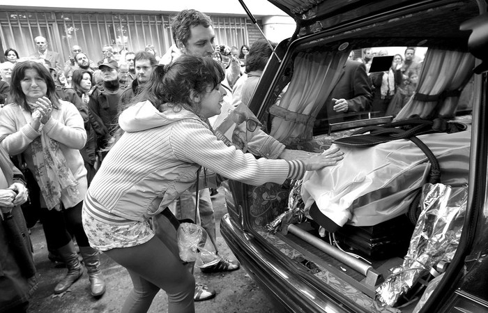 Familiares, amigos y vecinos del escritor argentino Ernesto Sabato despiden sus restos, tras ser velado en el Club Defensores de Santos
Lugares, en las afueras de Buenos Aires, ayer, domingo. · Foto: EFE, Leo La Valle