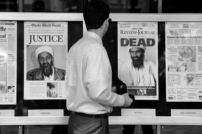 Un hombre pasa ante las portadas de varios periódicos estadounidenses que muestran imágenes de Osama bin Laden, ayer, en el exterior
del Newseum, en Washington (EEUU).  · Foto: Efe, Michael Reynolds