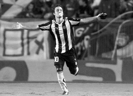 Alejandro Martinuccio, anoche, tras convertir el primer gol de Peñarol ante Internacional de Porto Alegre, en el estadio Beira Rio. · Foto: Efe, Neco Varela Alejandro Martinuccio, anoche, tras convertir el primer gol de Peñarol ante Internacional de Porto Alegre, en el estadio Beira Rio. · Foto: Efe, Neco Varela