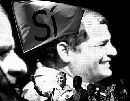El presidente de Ecuador, Rafael Correa, el sábado en Quito, durante un acto para celebrar el triunfo del Sí en el referendo. · Foto: Efe, José Jácome El presidente de Ecuador, Rafael Correa, el sábado en Quito, durante un acto para celebrar el triunfo del Sí en el referendo. · Foto: Efe, José Jácome